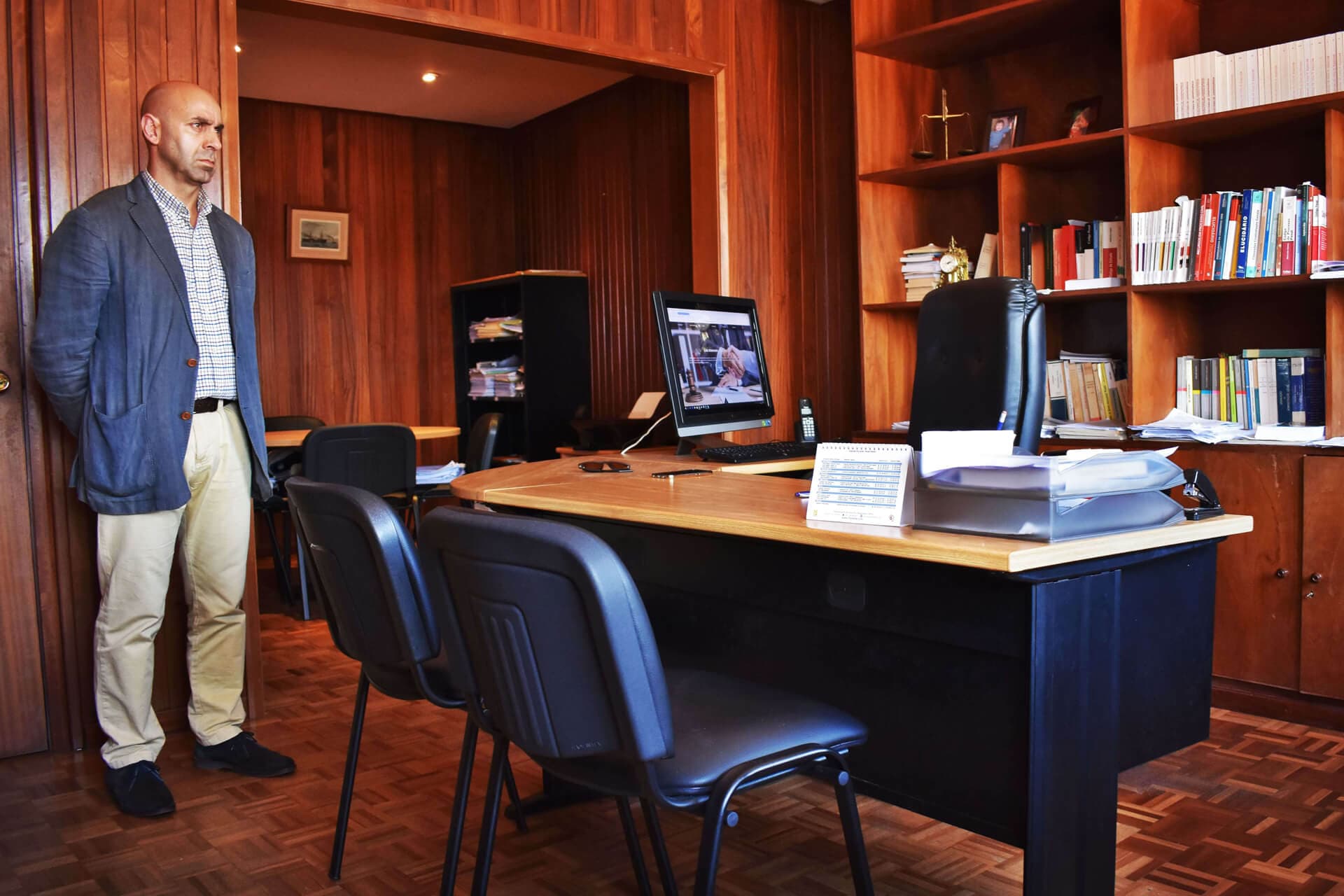 Luís Resendes no escritório, junto à sua biblioteca jurídica