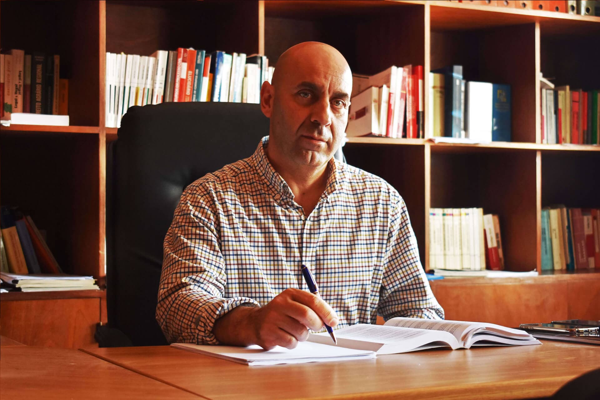 Dr. Luís Resendes a trabalhar no seu escritório