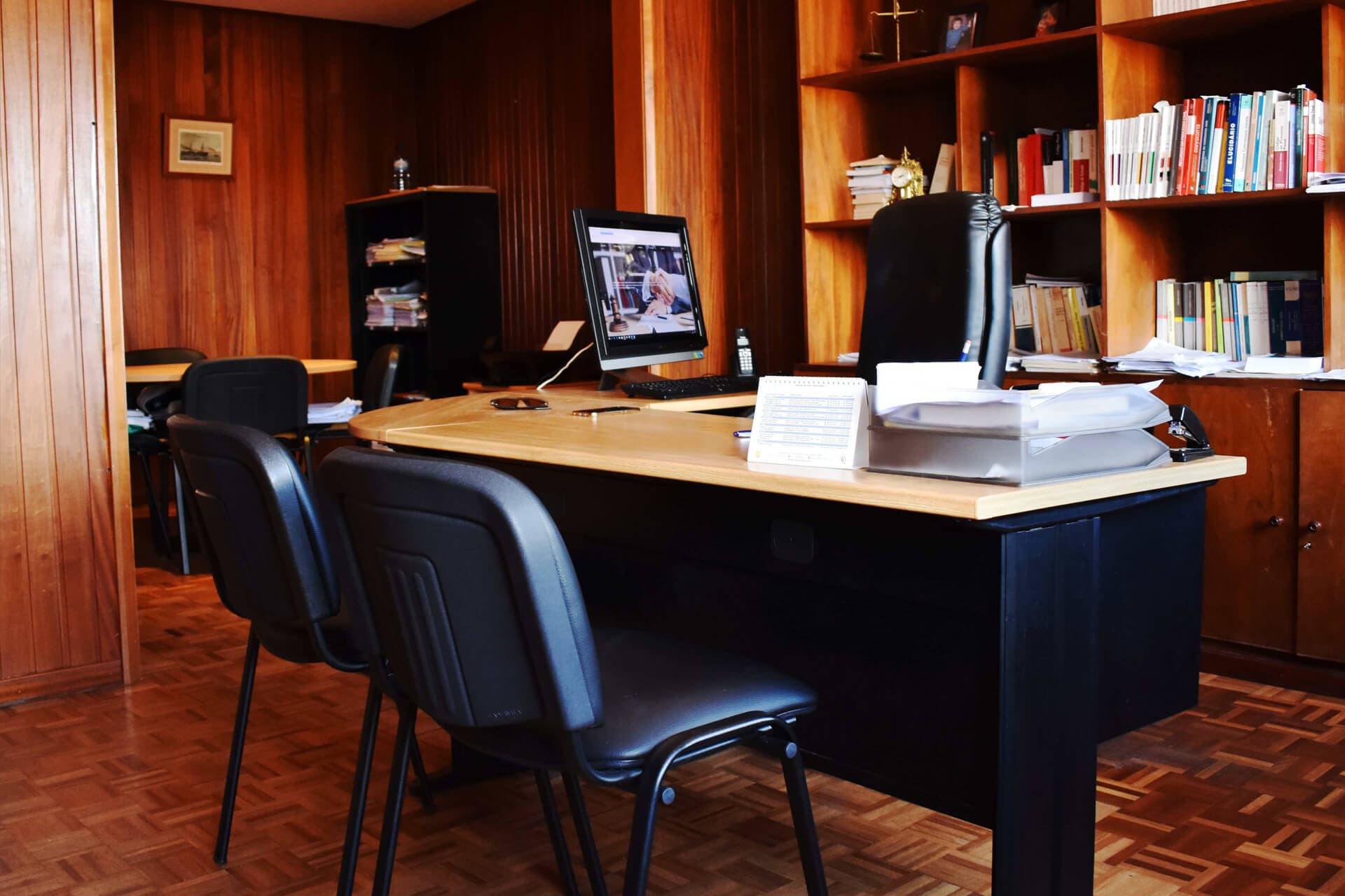 Escritório — secretária e biblioteca