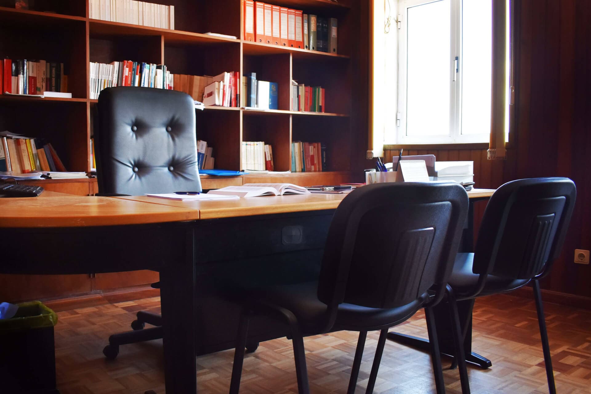 Escritório — sala de trabalho com livros